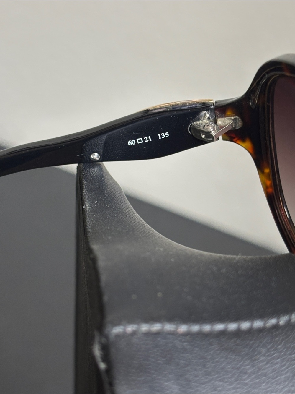 Oscar de la Renta Tortoiseshell Round Sunglasses with Brown Gradient Lenses - Picture 7 of 9